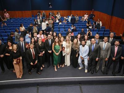 Foto da Notícia: Estagiários e novos advogados recebem carteira da OAB-MT 