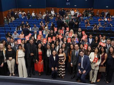 Notícia destaque: Novos advogados, advogadas e estagiários recebem a sua inscrição na OAB-MT 